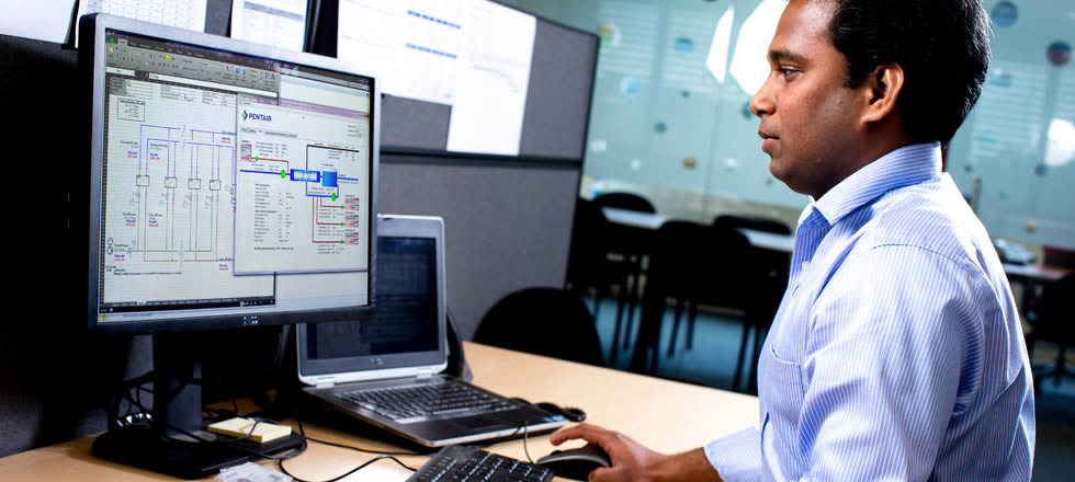 Hero Image Employee looking at screen